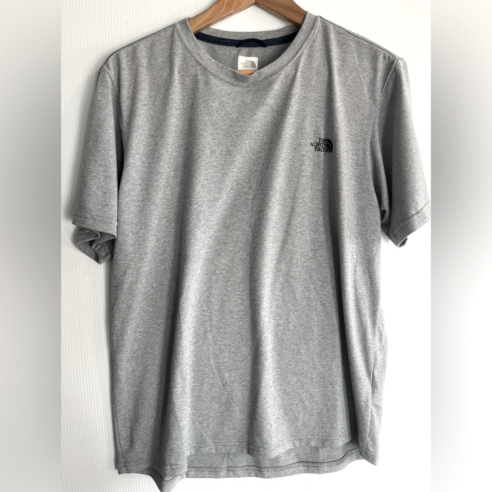THE NORTH FACE gray shirt
